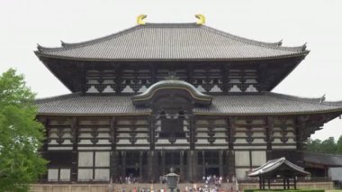 Nara, Japonya - 28 Mayıs 2018: Nara Kansai bölgesinde Japonya, Main Hall, Todaiji büyük Doğu tapınakta gündüz giderken turist çekim zoom.