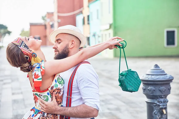 Romantyczna Para Kolorowych Uliczkach Wyspy Burano Kobieta Kolorowe Sukienki Opaska — Zdjęcie stockowe