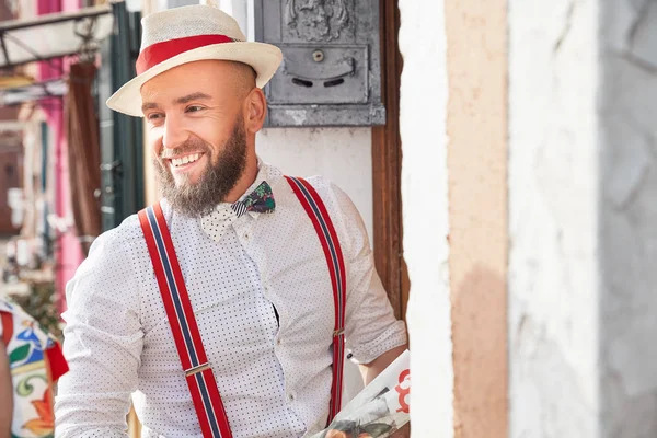 Hombre Adulto Sonriente Camisa Blanca Corbata Lazo Colorida Sombrero Lino — Foto de Stock