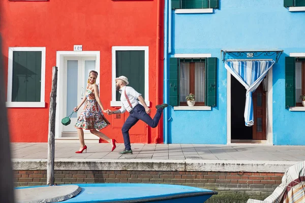 Beautiful Young Couple Dancing Red Blue Houses Canel Burano Island — Stock Photo, Image