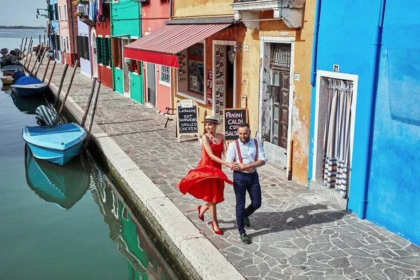 Beautiful Young Couple Walk Colorful Houses Canel Burano Island Venice — Stock Photo, Image