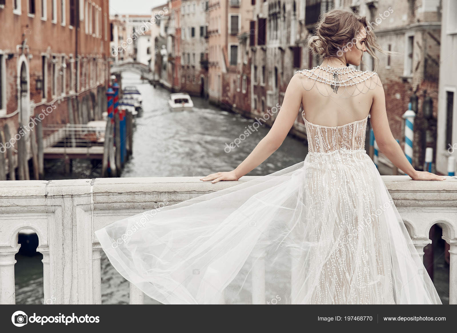 Hermosa Novia Con Tatuaje Espalda Vestida Con Elegante Vestido