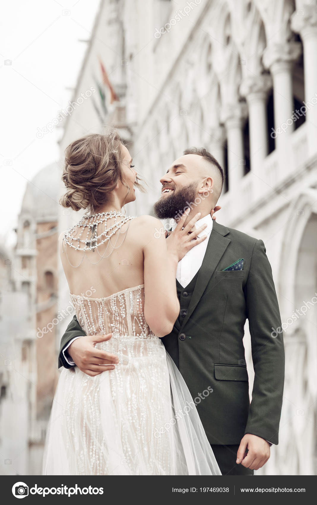 Retrato Feliz Pareja Boda Hombre Barbudo Traje Verde Hermosa Mujer