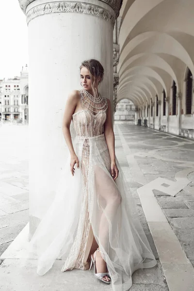 Bela Noiva Elegante Vestido Marfim Luxo Penteado Updo Posando Perto — Fotografia de Stock