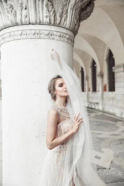 Bella Sposa Lungo Elegante Abito Lusso Avorio Acconciatura Sudata Coperta — Foto Stock