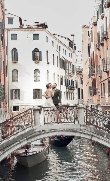 Красиві Весілля Пара Постановки Міст Над Каналом Венеції Наречену Елегантні — стокове фото