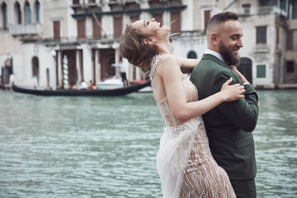 Amazing Wedding Couple Canal Venice Laughing Woman Luxury Ivory Dress — Stock Photo, Image