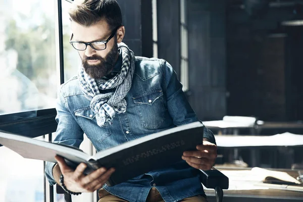 Hombre Con Pelo Oscuro Barba Con Chaqueta Mezclilla Bufanda Gafas — Foto de Stock