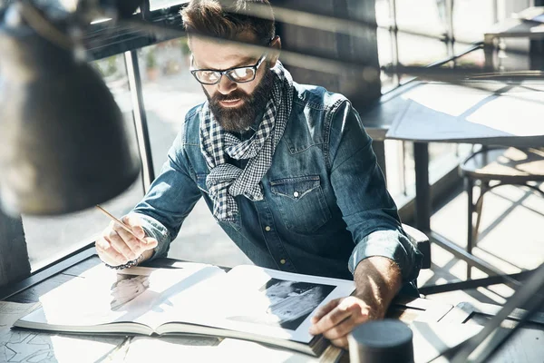 Hombre Serio Arquitecto Con Cabello Oscuro Barba Con Chaqueta Mezclilla — Foto de Stock