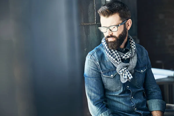 Kreativ Ung Man Med Mörkt Hår Och Skägg Slitna Denim — Stockfoto