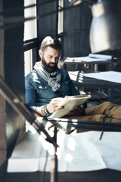 Escritor Masculino Barbudo Guapo Pensativo Vestido Con Chaqueta Mezclilla Escribiendo — Foto de Stock