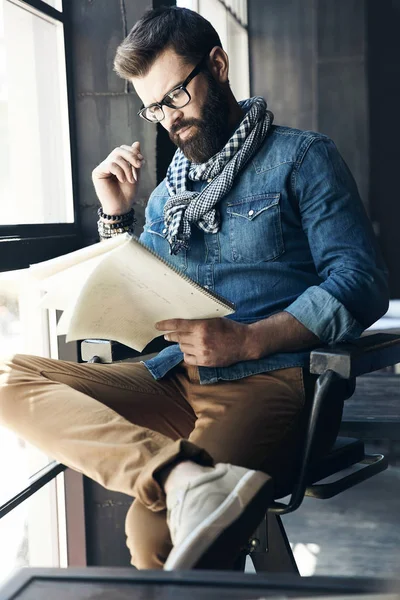 Periodista Masculino Serio Con Cabello Oscuro Barba Vestido Con Chaqueta — Foto de Stock