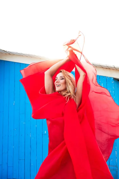 Відкритому Повітрі Портрет Веселої Красивої Блондинки Танцює Літаючій Червоній Сукні — стокове фото