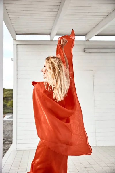 Відкритому Повітрі Портрет Красивої Усміхненої Блондинки Танцює Літаючій Червоній Сукні — стокове фото