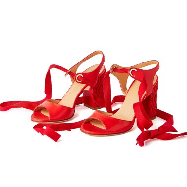 Önü açık kırmızı dantel blok topuklu ayakkabılarını altın ayrıntılarla. Beyaz arka plan ile vurdu stüdyo