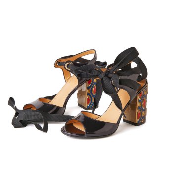 Önü açık dantel çok renkli blok topuklu ayakkabılar kadar siyah. Beyaz arka plan ile vurdu stüdyo