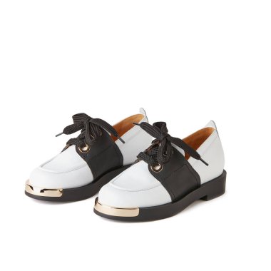 Altın ayrıntıları ile zarif siyah beyaz makosen ayakkabı. Atış, beyaz arka plan stüdyo 