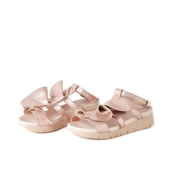 Zarif gül altın düz sandaletler ile üst katlar. Stüdyo, beyaz arka plan