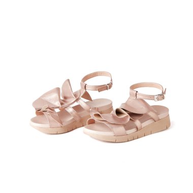 Zarif gül altın düz sandaletler ile üst katlar. Stüdyo, beyaz arka plan