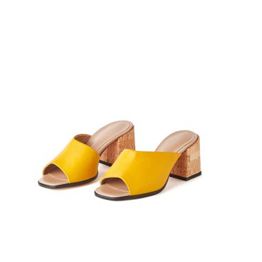 Sarı önü açık blok topuk katırlar ayakkabı. Atış, beyaz arka plan stüdyo