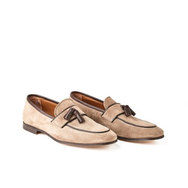 Erkek bej süet makosen ayakkabı. Atış, beyaz arka plan stüdyo