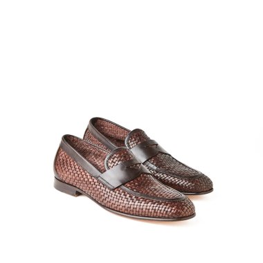 Şık erkek kahverengi örgü makosen ayakkabı. Stüdyo, beyaz arka plan