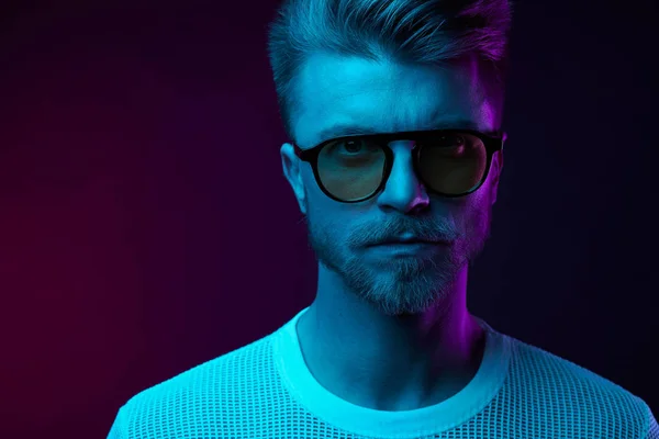 Potret Neon Studio Model Pria Serius Dengan Kumis Dan Jenggot — Stok Foto