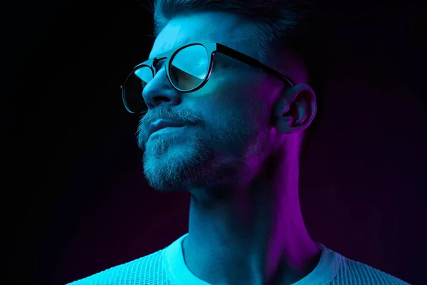 Neon Ljus Studio Närbild Porträtt Allvarlig Man Modell Med Mustascher — Stockfoto