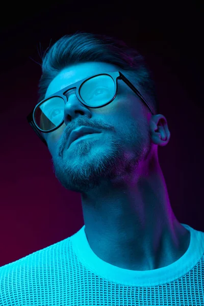 Neon Luz Estúdio Retrato Homem Modelo Com Bigodes Barba Óculos — Fotografia de Stock