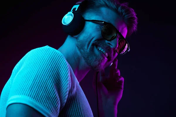 Neonlicht Porträt Eines Bärtigen Lächelnden Mannes Mit Kopfhörern Sonnenbrille Und — Stockfoto