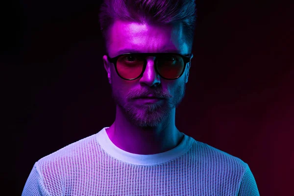 Potret Cahaya Neon Dari Model Pria Serius Dengan Kumis Dan — Stok Foto