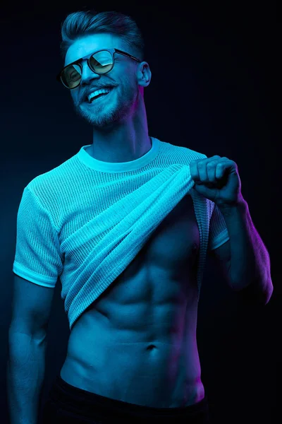 Neon Leggero Ritratto Sexy Uomo Sorridente Occhiali Gialli Tirando Shirt — Foto Stock