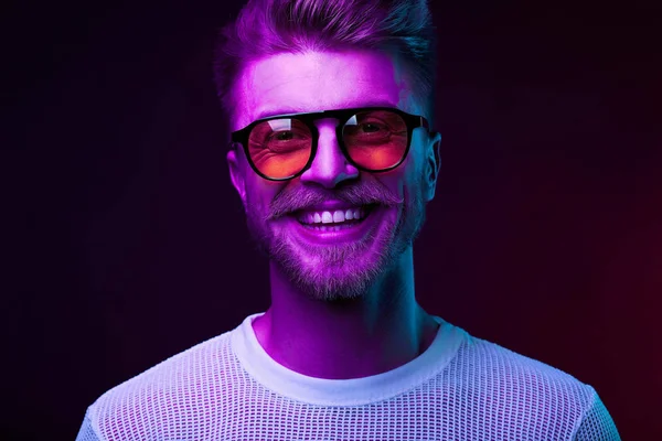 Retrato Luz Néon Homem Sorridente Modelo Com Bigodes Barba Óculos — Fotografia de Stock