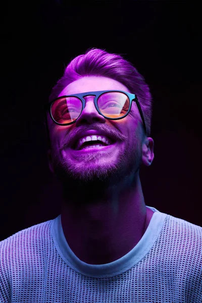 Retrato Néon Homem Sorridente Modelo Com Bigodes Barba Óculos Sol — Fotografia de Stock