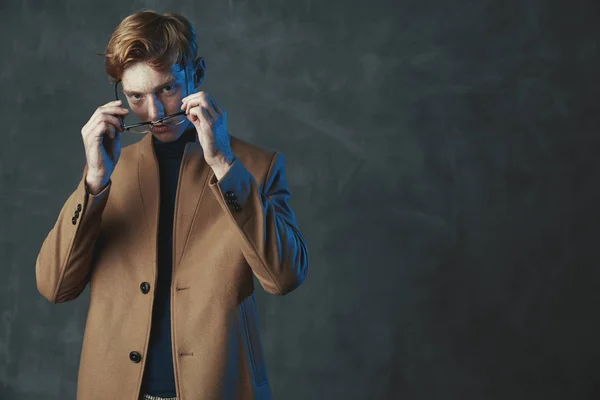 Retrato Estudio Joven Modelo Masculino Con Pelo Rojo Pecas Vestido — Foto de Stock