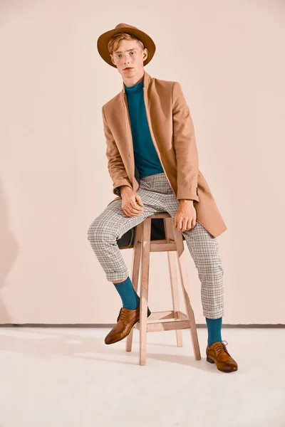 Junger Mann Mit Roten Haaren Und Sommersprossen Posiert Braunem Mantel — Stockfoto