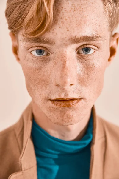 Крупный План Портрета Молодого Человека Рыжими Волосами Веснушками Одетый Бирюзовый — стоковое фото