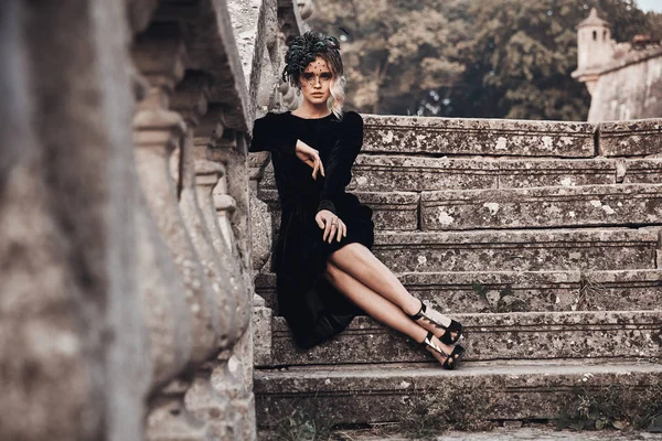 Полностью Красивая Женщина Сидящая Старинной Лестнице Черное Платье Темно Зеленая — стоковое фото