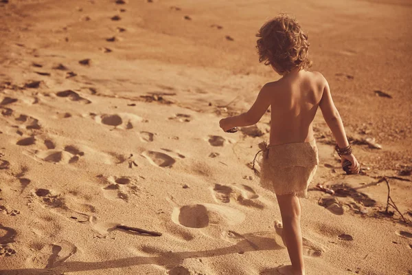 Little Mowgli Boy Walking Sand Beach Sunset Light — Stock Photo, Image