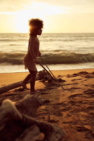 Mowgli Menino Com Cabelo Encaracolado Brincando Com Paus Perto Oceano — Fotografia de Stock