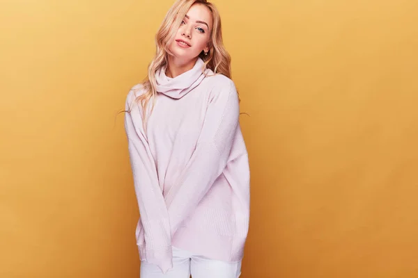 Cute Woman Long Blond Wavy Hair Dressed Light Pink Sweater — Stock Photo, Image