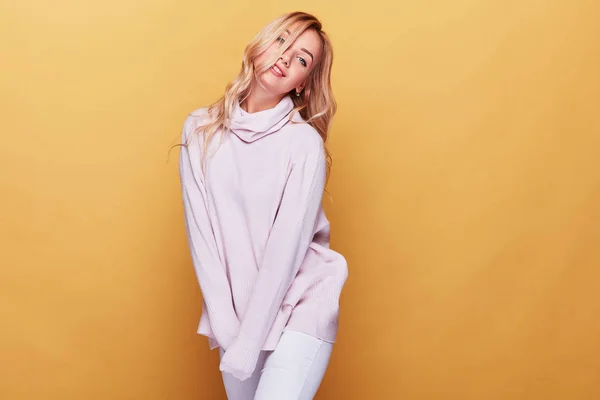 Ładna Kobieta Długimi Blond Włosami Faliste Ubrana Lekki Sweterek Różowy — Zdjęcie stockowe