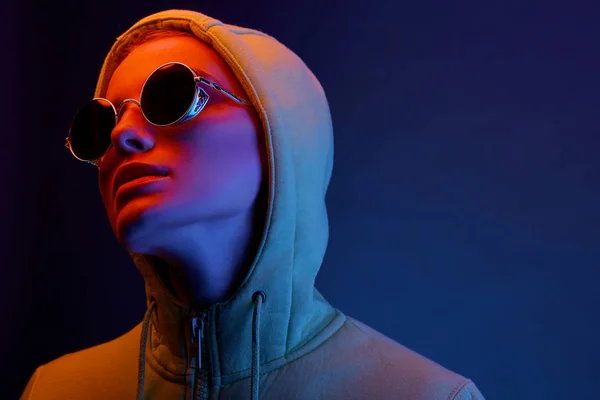 Neon Portret Młodej Kobiety Okrągłe Okulary Bluza Kapturem Strzał Studio — Zdjęcie stockowe