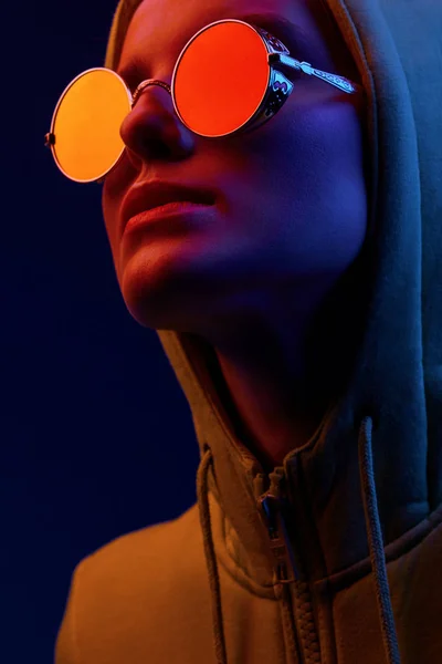 Neon Close Retrato Jovem Mulher Redondo Óculos Sol Capuz Estúdio — Fotografia de Stock
