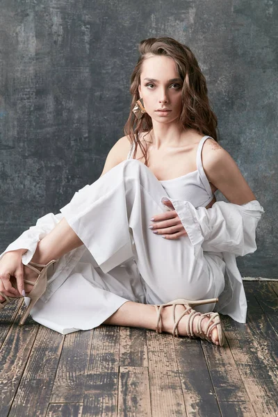 Model Wanita Berambut Cokelat Seksi Berpose Dalam Kemeja Putih Atas — Stok Foto