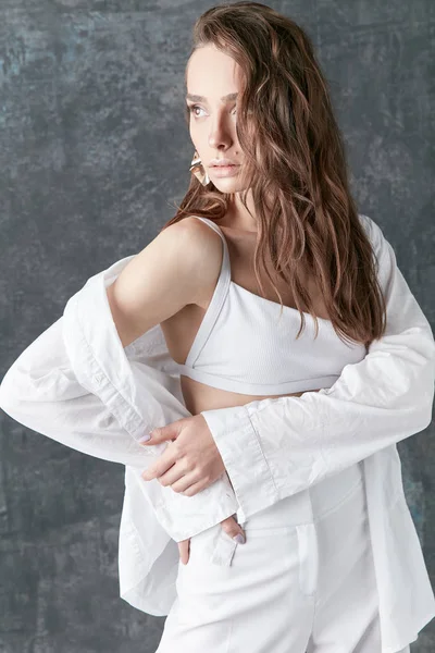 Сексуальная Брюнетка Модель Позирует Белой Рубашке Топе Штанах Студийный Снимок — стоковое фото