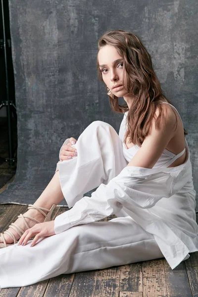 Young Brunette Female Model Posing White Shirt Top Pants Studio — Stock Photo, Image