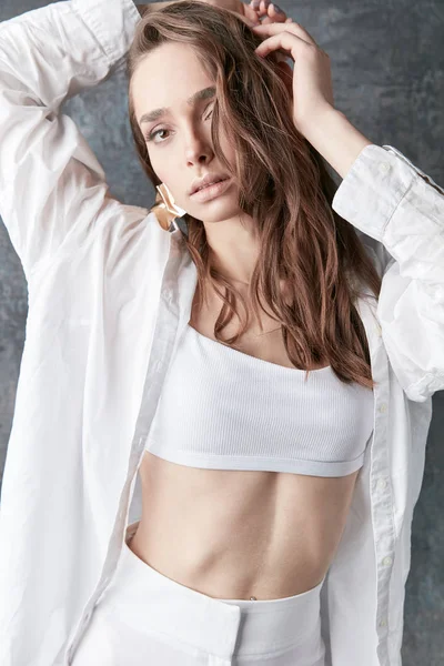 Seksowna Brunetka Kobiece Modelu Pozowanie Białej Koszuli Góry Spodnie Cukinia — Zdjęcie stockowe