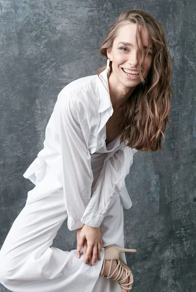 Smiling Brunette Model Perempuan Berpose Dalam Kemeja Putih Atas Dan — Stok Foto