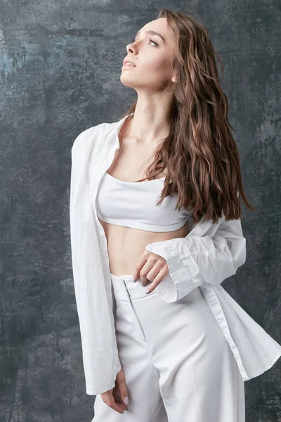 Мода Снимок Красивой Брюнетки Женщина Позирует Белой Рубашке Топ Брюки — стоковое фото
